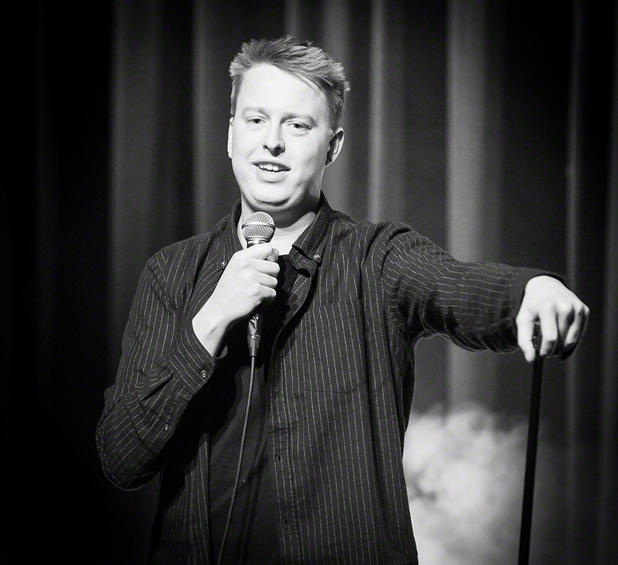 Henrik Fladseth under "Late Night Crap Stand Up"-showet på Parkteatret. Arrangementet er en del av humorfestivalen "Crap åppå Park".