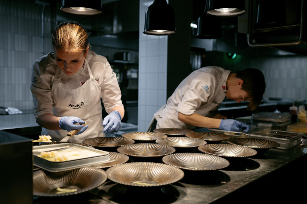 Tuva Staff and Sienna Pedersen, Tollbua's candidates for the Stavanger Cup for kitchen apprentices 2026, testing in the kitchen January-February 2026.  Photos embragoed until 7th February 2026.